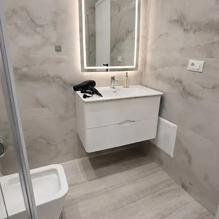 New Modern At Relux - Free Garage Apartment