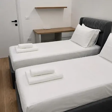 New Modern At Relux - Free Garage Apartment