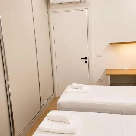 New Modern At Relux - Free Garage Apartment *
